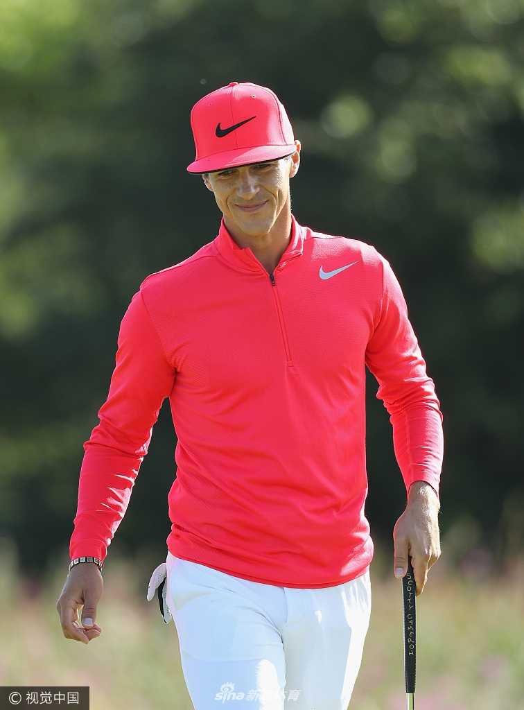 欧巡丹麦制造赛群星闪耀 本土英雄奥利森领衔出征 一位球手正在果岭边用挖起杆进行精准的切击练习,小球划过一道优雅的弧线,稳稳落向洞杯旁。