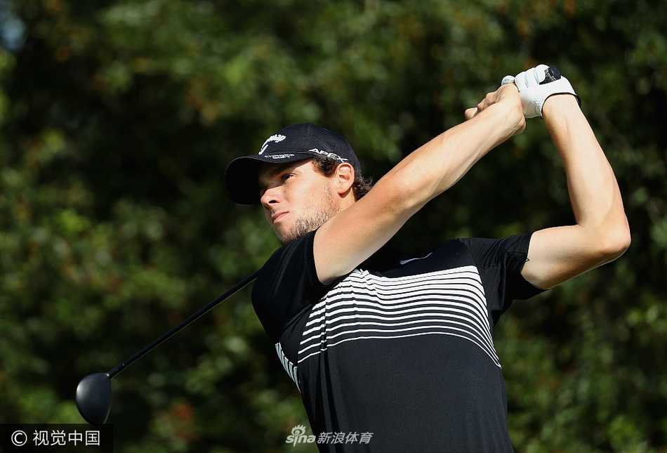 欧巡丹麦制造赛群星闪耀 本土英雄奥利森领衔出征 约翰·达利在练习场全力挥杆,巨大的杆头速度仿佛能撕裂空气,经典的黑白球裤风格依旧醒目。