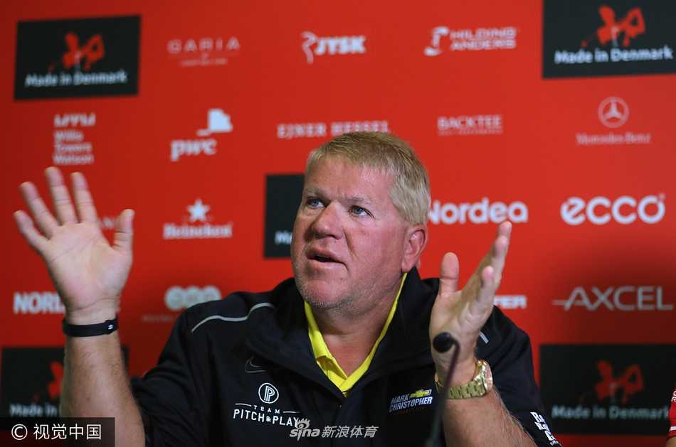 欧巡丹麦制造赛群星闪耀 本土英雄奥利森领衔出征 马特·华莱士在首轮比赛中观察果岭走势,他一度领先,专注的神情透露出对胜利的渴望。