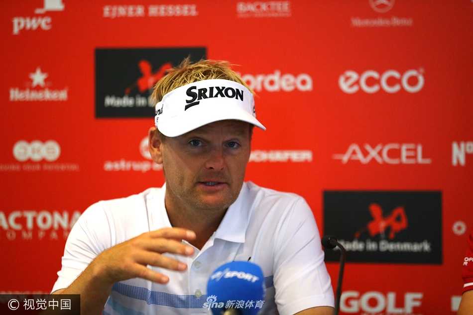 夕阳余晖洒在空旷的练习场上，一名球手仍在独自进行击球练习，长长的影子诉说着对完美的执着追求。