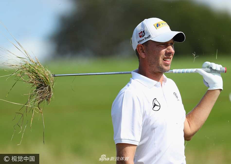 欧巡丹麦制造赛群星闪耀 本土英雄奥利森领衔出征 观众们聚集在独具特色的山地球洞旁观赛,丹麦球迷的热情与北欧的自然风光构成了一幅生动的观赛画卷。