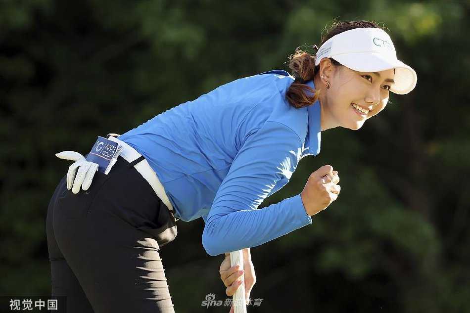 王馨迎力克世界第一夺LPGA首冠 中国高尔夫再创历史 王馨迎高高举起冠军奖杯,银色奖杯与她的喜悦面容在阳光下熠熠生辉
