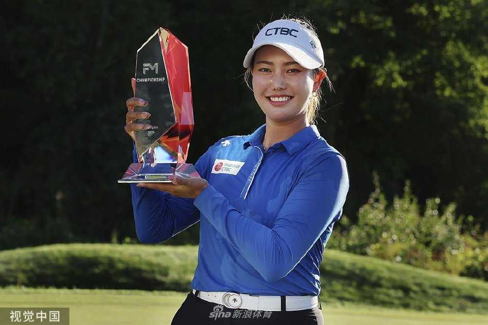 王馨迎力克世界第一夺LPGA首冠 中国高尔夫再创历史 王馨迎挥杆瞬间,身姿优雅而充满力量,球杆划破空气指向远方的果岭