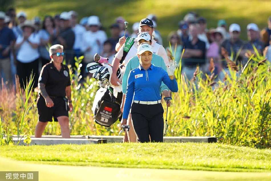 王馨迎力克世界第一夺LPGA首冠 中国高尔夫再创历史 王馨迎面向观众席挥手致意,身后是记分牌上闪耀的最终夺冠成绩