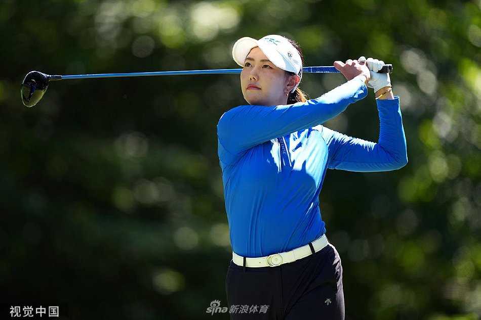 王馨迎力克世界第一夺LPGA首冠 中国高尔夫再创历史 王馨迎在比赛中凝神思考策略,侧影沉稳坚定,展现顶尖球员的卓越素质