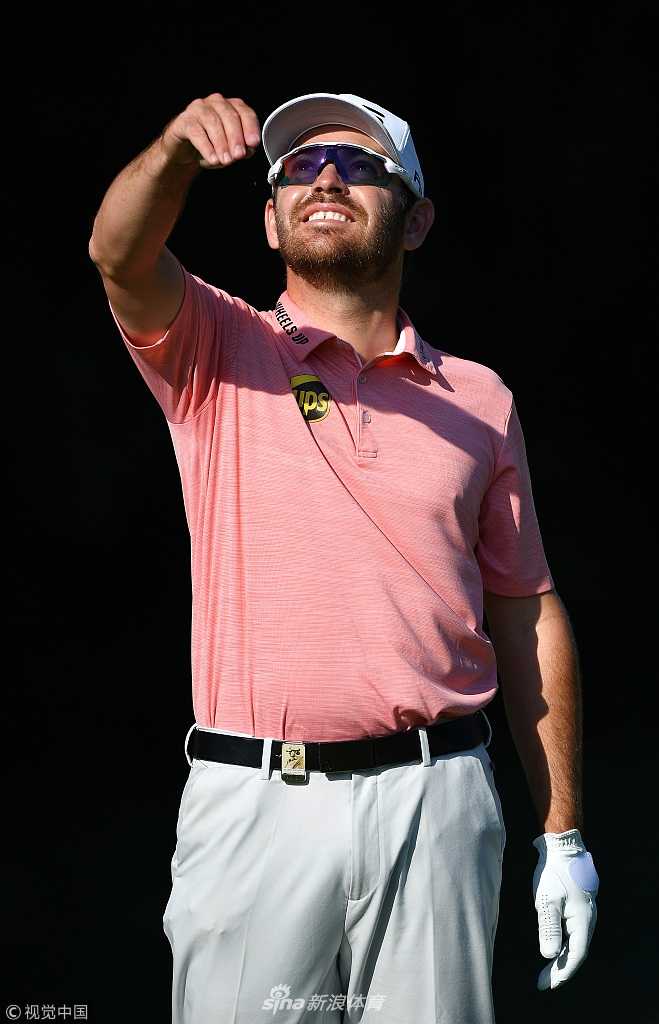 欧巡登喜路锦标赛首轮激战 南非双雄领衔群星逐鹿 奥利弗-贝克在果岭边专注审视推杆线路,远处是经典的林克斯地貌