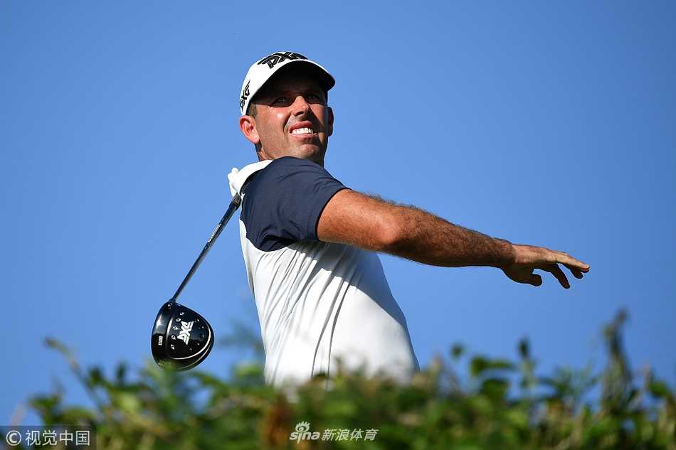 欧巡登喜路锦标赛首轮激战 南非双雄领衔群星逐鹿 名将乌修仁在球道沙坑中沉着救球,姿态优雅而充满力量