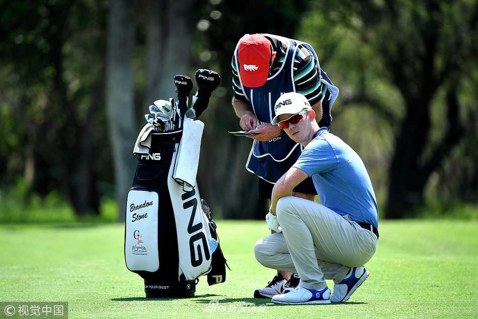 欧巡登喜路锦标赛首轮激战 南非双雄领衔群星逐鹿 舒瓦泽尔完成一记精彩的沙坑救球后,小球在果岭上缓缓滚向旗杆