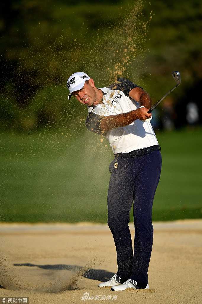 欧巡登喜路锦标赛首轮激战 南非双雄领衔群星逐鹿 比利时选手维斯伯格在夕阳下完成一记完美的铁杆攻果岭