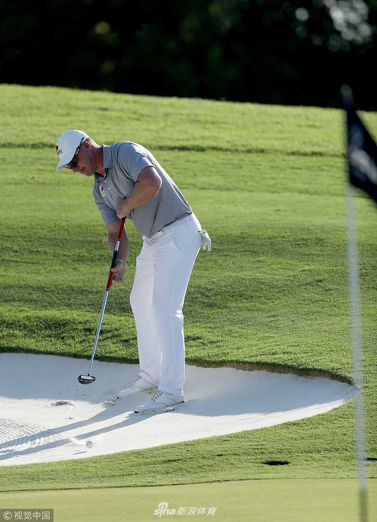 欧巡登喜路锦标赛首轮激战 南非双雄领衔群星逐鹿 南非传奇埃尔斯在发球台上眺望球道,海风拂过他的衣角