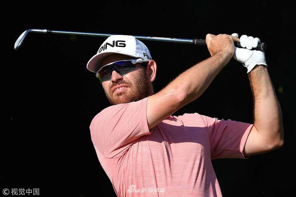 冠军奖杯静候在落日余晖中，等待着本周最杰出的获胜者