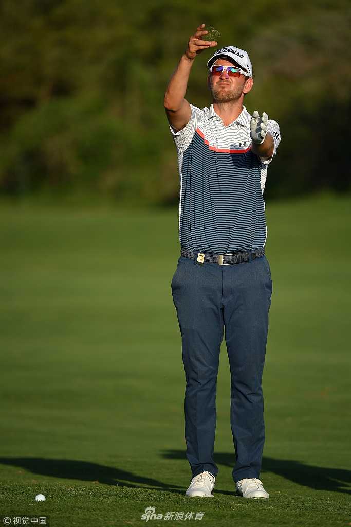 欧巡登喜路锦标赛首轮激战 南非双雄领衔群星逐鹿 选手在广袤的球场中走向下一个洞,身影与自然融为一体