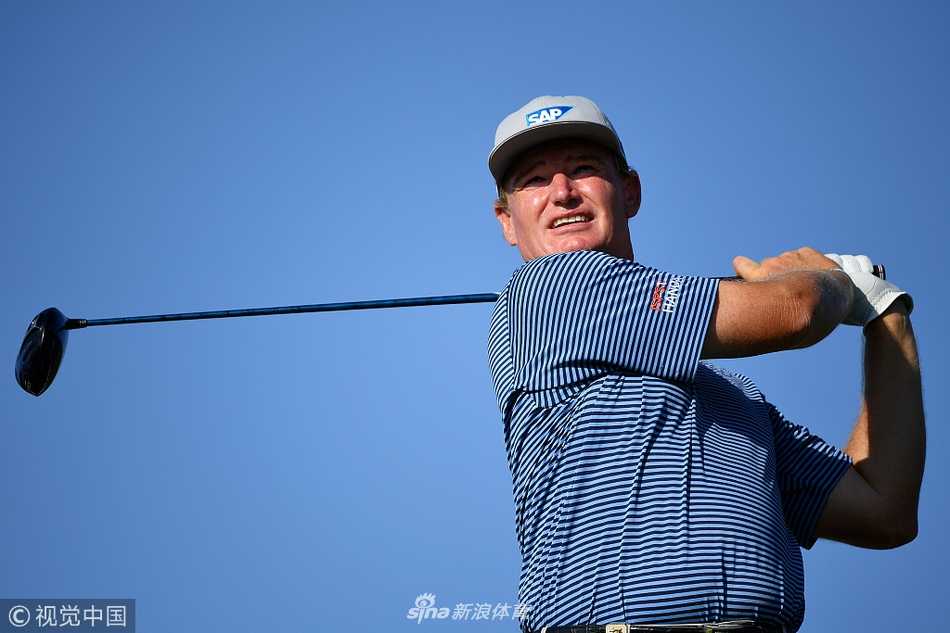 欧巡登喜路锦标赛首轮激战 南非双雄领衔群星逐鹿 本土新星斯通向观众挥手致意,脸上洋溢着自信的笑容