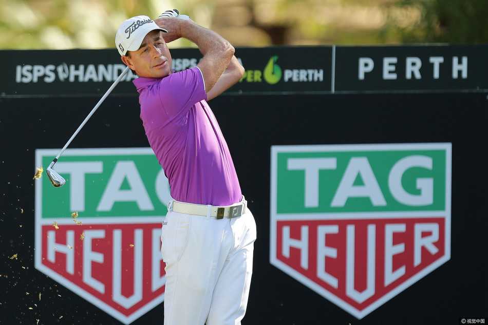 珀斯世界超级六洞赛布雷特拉姆福德本土夺冠孔瓦迈止步决赛 泰国少年孔瓦迈在球道沙坑中奋力救球,年轻的面庞上写满了专注与决心。