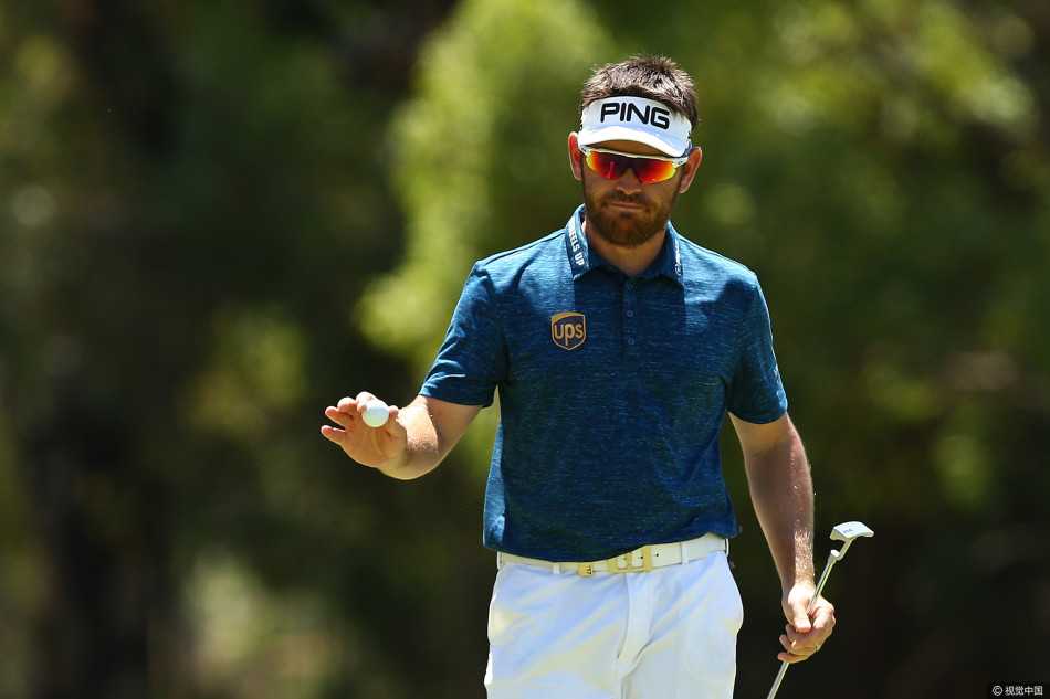 珀斯世界超级六洞赛布雷特拉姆福德本土夺冠孔瓦迈止步决赛 拉姆福德在第十八洞果岭举起冠军奖杯,沐浴在夕阳和欢呼声中,庆祝这来之不易的胜利。