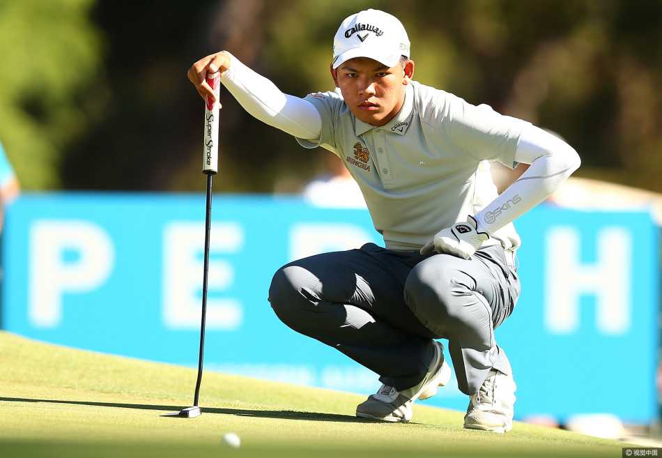 珀斯世界超级六洞赛布雷特拉姆福德本土夺冠孔瓦迈止步决赛 布雷特·拉姆福德在佳瑞浦湖乡村俱乐部果岭上专注地推击,背景是珀斯典型的湛蓝天空。