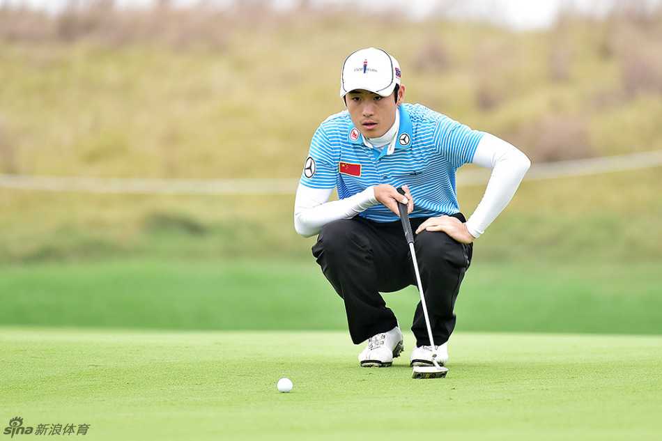 考赛茨完成挥杆后的收杆动作，身姿挺拔，目光追随着球的飞行轨迹。