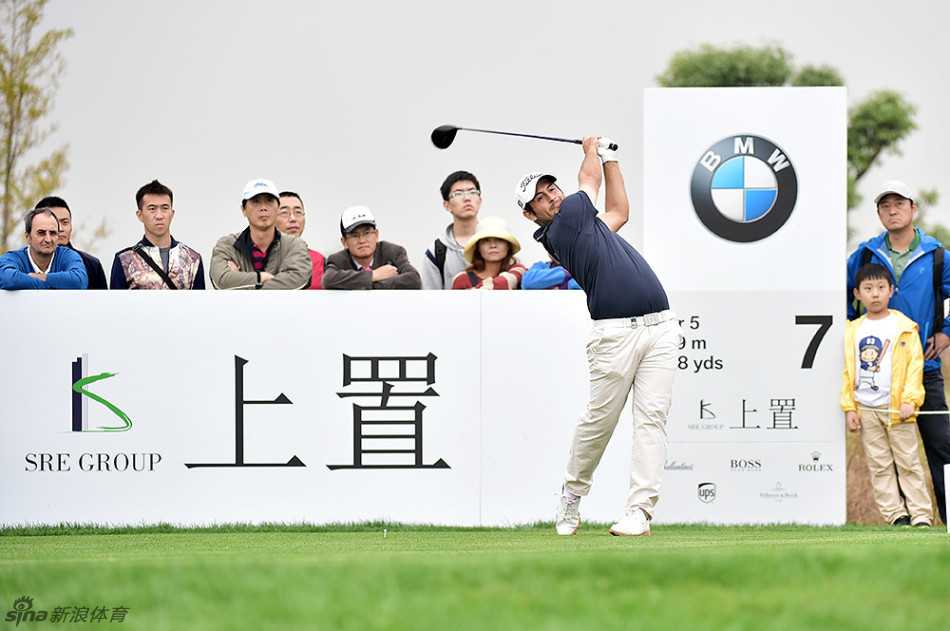 苏东在第三轮比赛中稳健挥杆，动作流畅，表情充满自信。