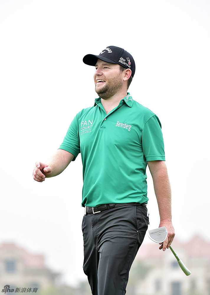 大胡子格雷斯凝神注视，为关键一推做准备，神情专注而沉稳。