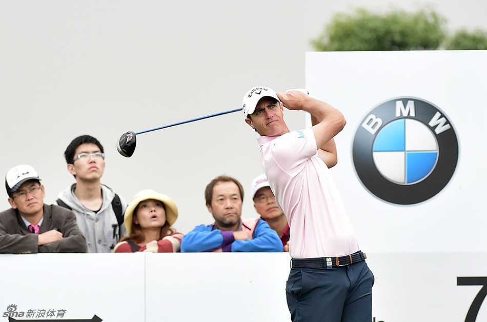 杰米·唐纳德森在莱德杯赛场上凝神准备推杆，全场目光聚焦于此。