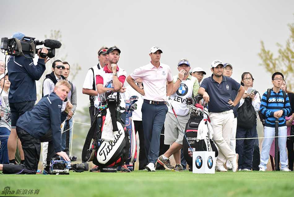 韩国选手金升赫在比赛中沉着观察球场形势，寻找最佳进攻策略。