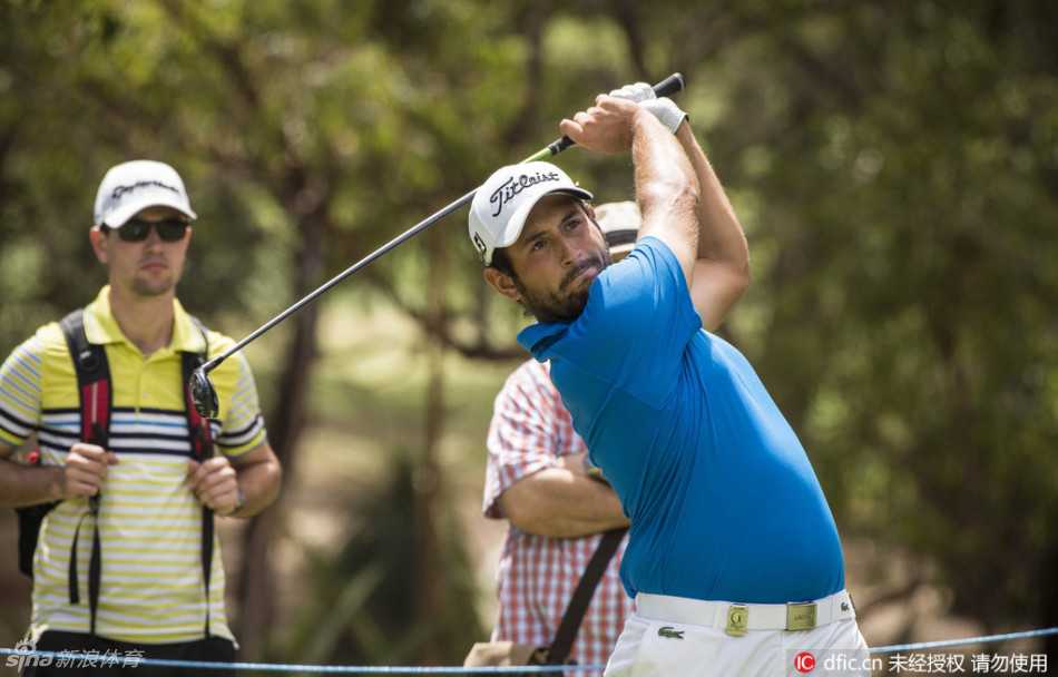 珀斯国际赛乌修仁捧杯挥杆群雄逐鹿佳瑞浦湖 法国高尔夫名将亚历山大·列维全神贯注准备推杆,果岭线条与他的身影构成一幅宁静而充满张力的画面