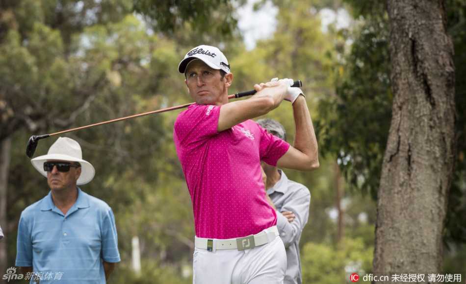 珀斯国际赛乌修仁捧杯挥杆群雄逐鹿佳瑞浦湖 泰国高尔夫球手皮塔亚拉特在球道上优雅挥杆,动作流畅充满力量,身后是典型的澳洲林地球场风貌