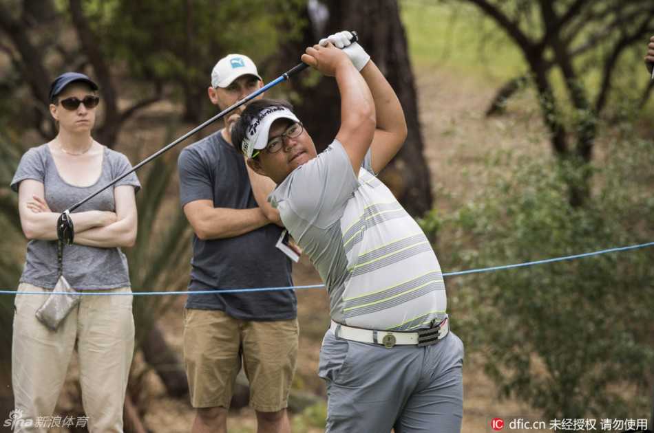 珀斯国际赛乌修仁捧杯挥杆群雄逐鹿佳瑞浦湖 澳大利亚本土球手杰森·斯克里芬在沙坑中处理困难球位,专注的神情展现出职业球员的过硬心理素质