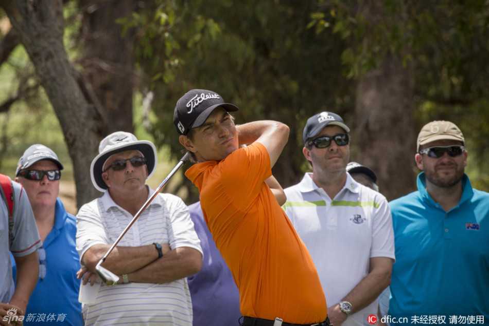珀斯国际赛乌修仁捧杯挥杆群雄逐鹿佳瑞浦湖 法国选手格雷戈里·波尔迪在树林包围的球道中观察线路,经典的挥杆姿势与自然景观融为一体