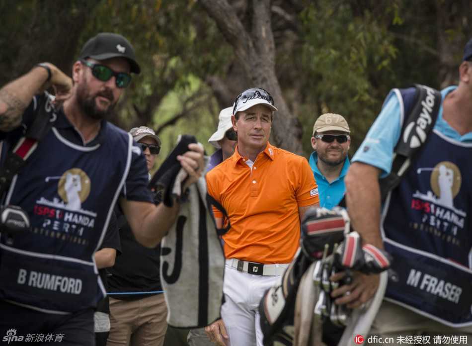 珀斯国际赛乌修仁捧杯挥杆群雄逐鹿佳瑞浦湖 南非高尔夫明星路易·乌修仁在完美挥杆后的收杆瞬间,动作平衡而舒展,彰显大师风范