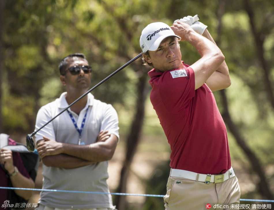 新加坡资深高尔夫球手马玛在果岭边细心切杆，冷静沉稳的姿态展现了亚洲老将的丰富经验与技巧