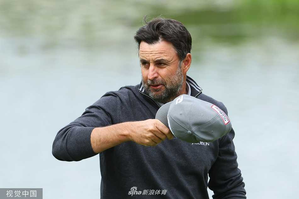 欧巡赛英国大师赛次轮激战 麦金泰尔领衔三人并列榜首 卡勒姆-希尔在沙坑中成功救球后露出笑容,他稳定的短杆技术是两轮领先的关键。