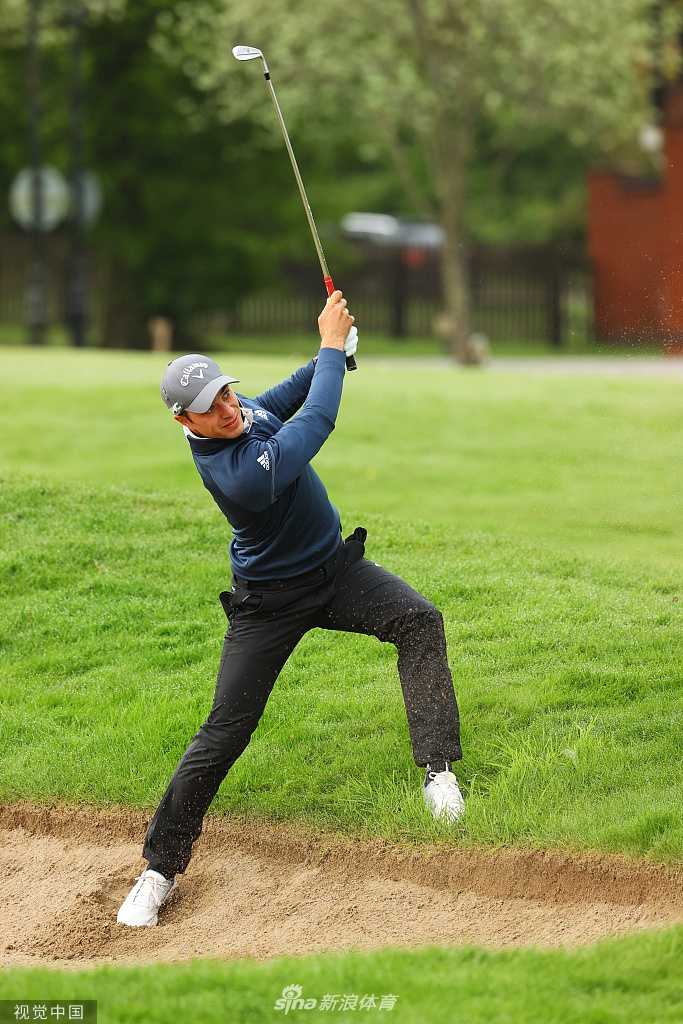 欧巡赛英国大师赛次轮激战 麦金泰尔领衔三人并列榜首 英格兰老将理查德-布兰德在球道上稳健挥杆,神情专注,这位48岁的球员正在追逐生涯首冠。