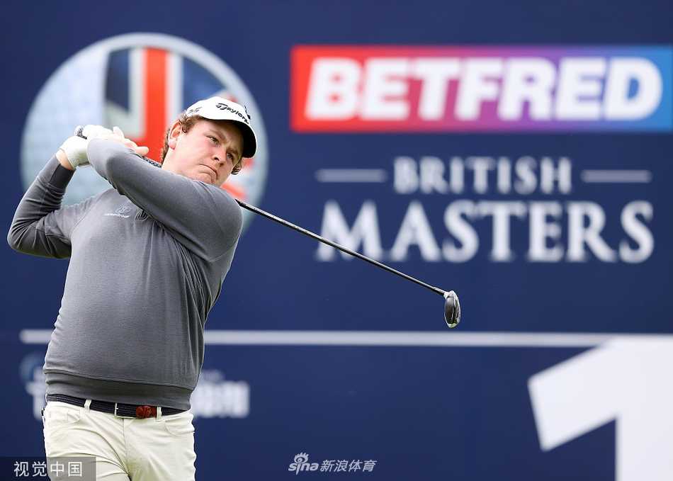 欧巡赛英国大师赛次轮激战 麦金泰尔领衔三人并列榜首 苏格兰球手罗伯特-麦金泰尔在果岭边专注研判推杆线路,他开局火热的表现助其登上领先榜首位。