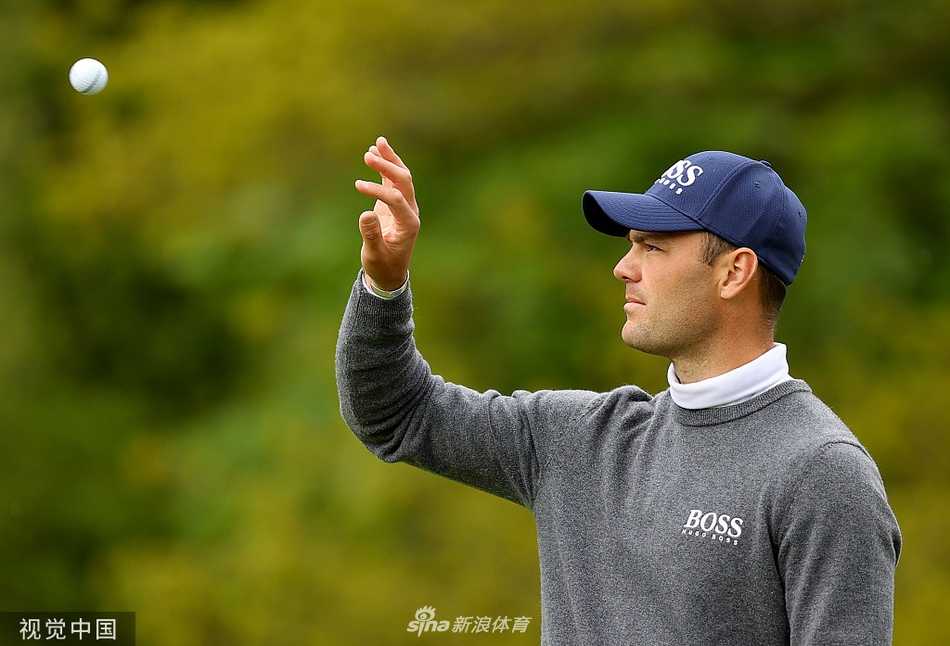 欧巡赛英国大师赛次轮激战 麦金泰尔领衔三人并列榜首 麦金泰尔在完美击球后目送小白球飞向球道,他的开球距离与精准度是其重要武器。