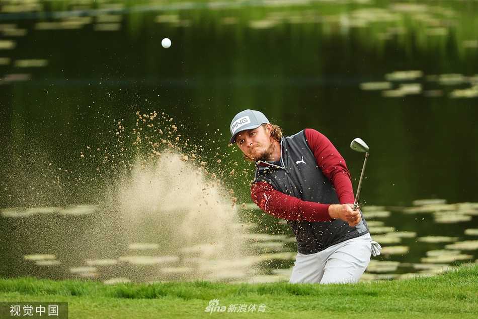 欧巡赛英国大师赛次轮激战 麦金泰尔领衔三人并列榜首 比赛举办地钟楼球场的经典景观,绿草如茵的球道与远方古朴的钟楼相映成趣,充满传统英伦风情。