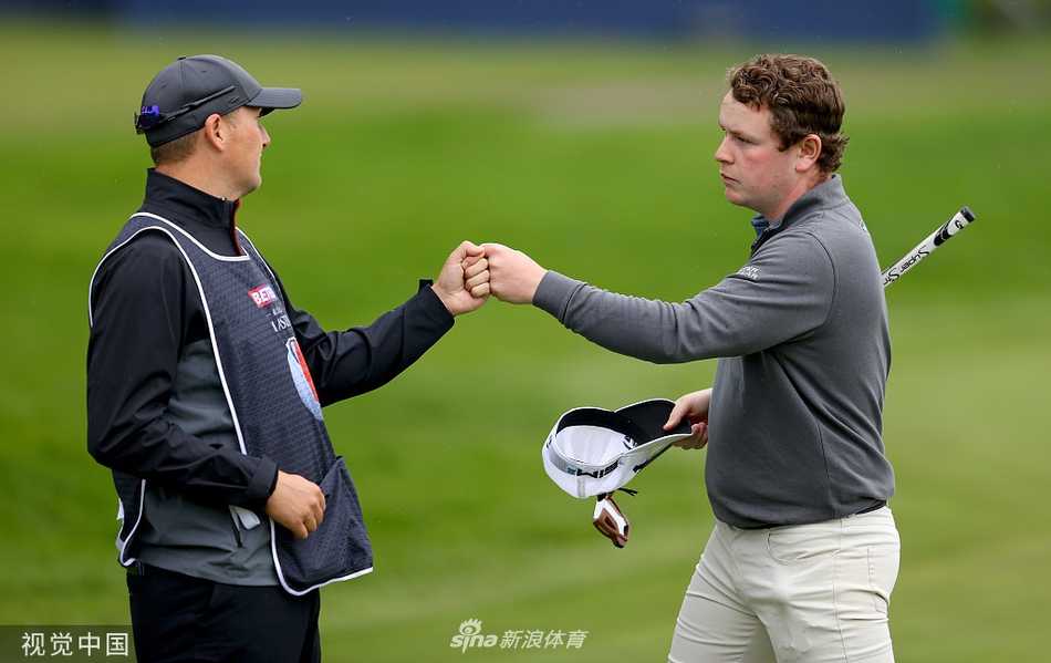 欧巡赛英国大师赛次轮激战 麦金泰尔领衔三人并列榜首 次轮比赛结束后,工作人员仔细整理领先榜,三位并列领先者的名字高悬榜首,预示着周末的终极对决。