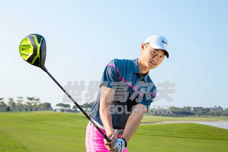 球场内外多重奏 高尔夫小虎将李昊桐的清爽人生 李昊桐怀抱吉他,目光专注而柔和,指尖轻拨琴弦,赛场外的他沉浸在音乐的宁静世界里