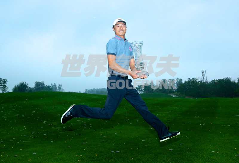 球场内外多重奏 高尔夫小虎将李昊桐的清爽人生 李昊桐坐在瑜伽垫上闭目冥想,呼吸平稳,展现出身与心平衡的修行者姿态