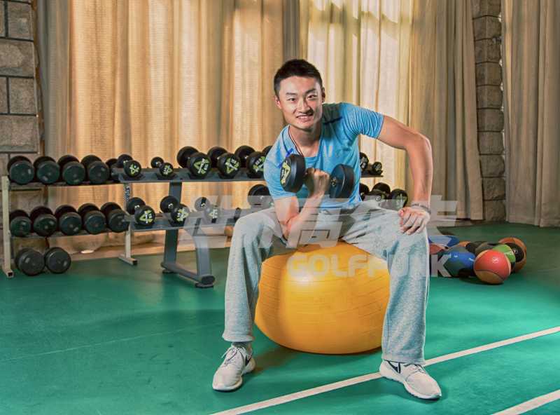 球场内外多重奏 高尔夫小虎将李昊桐的清爽人生 李昊桐手持台球杆,轻松瞄准,在台球桌旁展现专注而惬意的业余时光