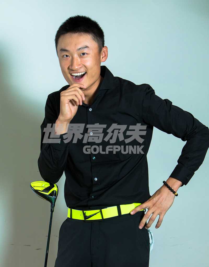 球场内外多重奏 高尔夫小虎将李昊桐的清爽人生 李昊桐在健身房专注地进行力量训练,肌肉线条分明,为赛场上的爆发积蓄能量