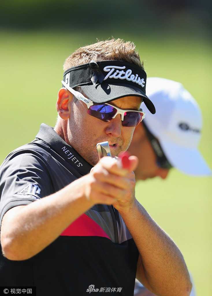 欧陆群雄逐鹿高球巅峰 林间勇士挥杆竞逐荣耀 中国名将李昊桐正专注地观察果岭周边地形,他微微蹙眉,仿佛在心中精密测算着下一杆的路径与落点,阳光勾勒出他沉静而坚毅的侧影。