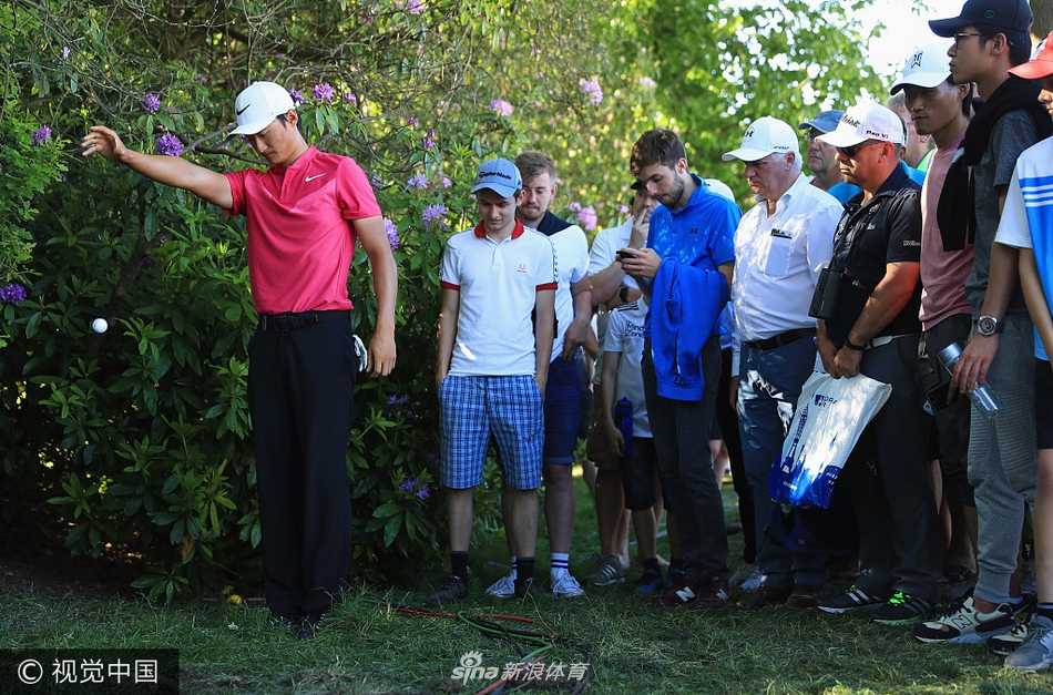 欧陆群雄逐鹿高球巅峰 林间勇士挥杆竞逐荣耀 德国球星马丁·凯梅尔深陷沙坑,他正进行一次高难度救球,沙粒在他挥杆的瞬间飞扬四溅,画面极具动感与张力。