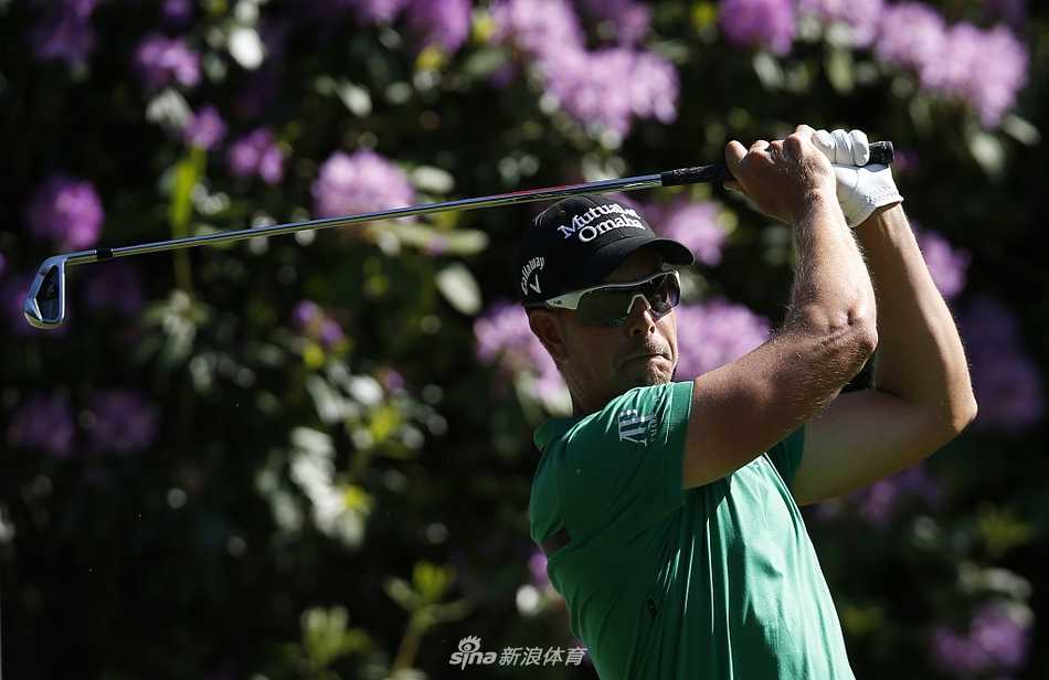 欧陆群雄逐鹿高球巅峰 林间勇士挥杆竞逐荣耀 英格兰名将李·维斯特伍德在球道上优雅挥杆,他的动作流畅而充满韵律感,背景是典型的欧式林地球场景观。