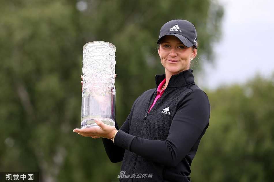 瑞典新星林恩·格兰特创造历史 勇夺斯堪的纳维亚混合赛冠军 林恩·格兰特在果岭上优雅挥杆,神情专注而自信,展现了冠军的非凡气质