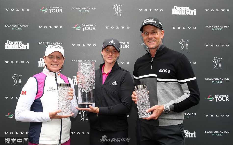 瑞典新星林恩·格兰特创造历史 勇夺斯堪的纳维亚混合赛冠军 林恩·格兰特与赛事东道主索伦斯坦、斯滕森一同捧起冠军奖杯,三人笑容灿烂,共同庆祝这一历史性时刻