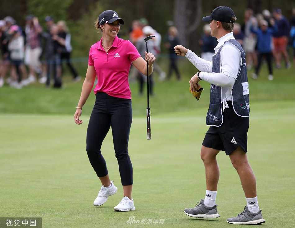 瑞典新星林恩·格兰特创造历史 勇夺斯堪的纳维亚混合赛冠军 冠军格兰特与东道主斯滕森在颁奖仪式上亲切合影,斯滕森向新科冠军投以赞赏的目光