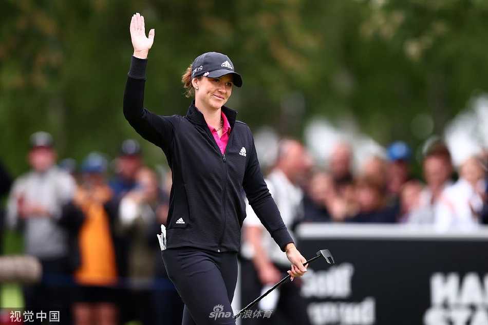 瑞典新星林恩·格兰特创造历史 勇夺斯堪的纳维亚混合赛冠军 林恩·格兰特在高尔夫球场上从容挥杆的侧影,动作流畅而充满力量