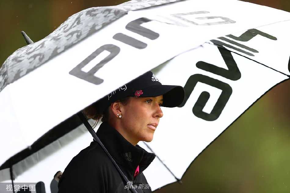 瑞典新星林恩·格兰特创造历史 勇夺斯堪的纳维亚混合赛冠军 格兰特在果岭上专注观察推杆线路,冷静沉着地准备锁定胜局的关键一击