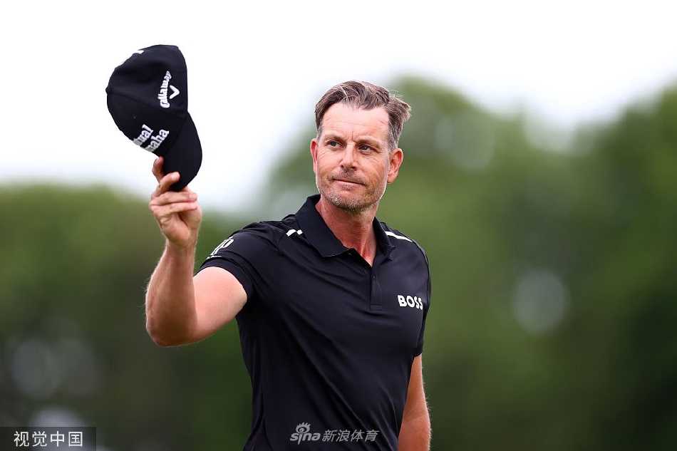 瑞典新星林恩·格兰特创造历史 勇夺斯堪的纳维亚混合赛冠军 林恩·格兰特手捧冠军奖杯向全场观众挥手致意,脸上洋溢着骄傲与幸福的灿烂笑容